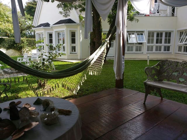 Casa com 1500m² 4 quartos e 7 banheiros, à venda, no bairro Jardim Schaffer em Curitiba