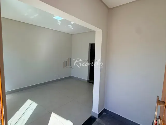 Sobrado 3 quartos e 2 banheiros, para alugar, no bairro Jardim Portal das Flores em Arapongas
