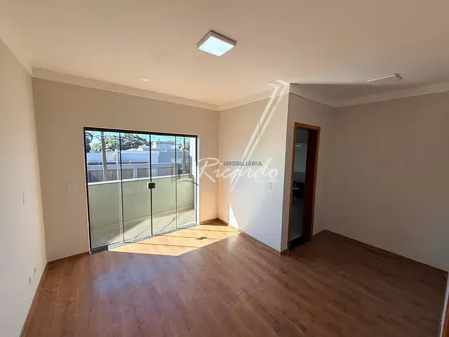 Sobrado 3 quartos e 2 banheiros, para alugar, no bairro Jardim Portal das Flores em Arapongas