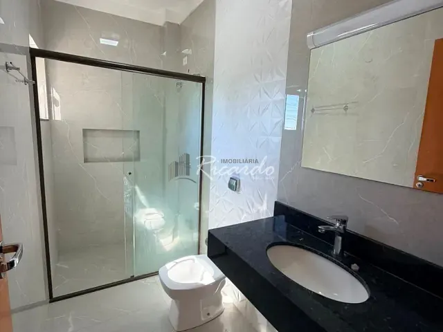 Sobrado 3 quartos e 2 banheiros, para alugar, no bairro Jardim Portal das Flores em Arapongas