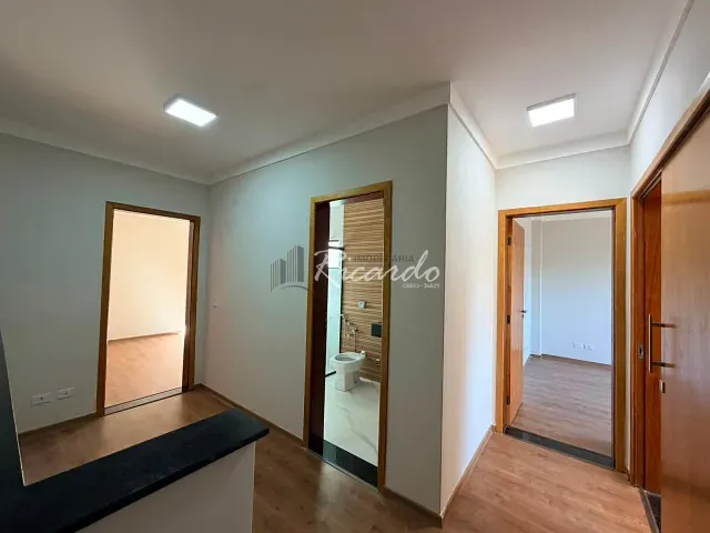Sobrado 3 quartos e 2 banheiros, para alugar, no bairro Jardim Portal das Flores em Arapongas