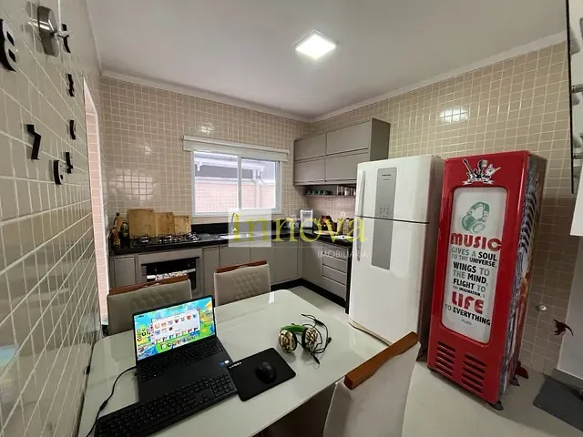 Sobrado 2 quartos e 2 banheiros, à venda, no bairro Jardim Casa Branca em Caraguatatuba