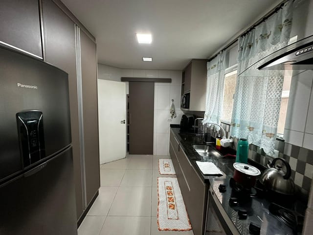 Sobrado 4 quartos e 3 banheiros, à venda, no bairro Parque da Fonte em São José dos Pinhais