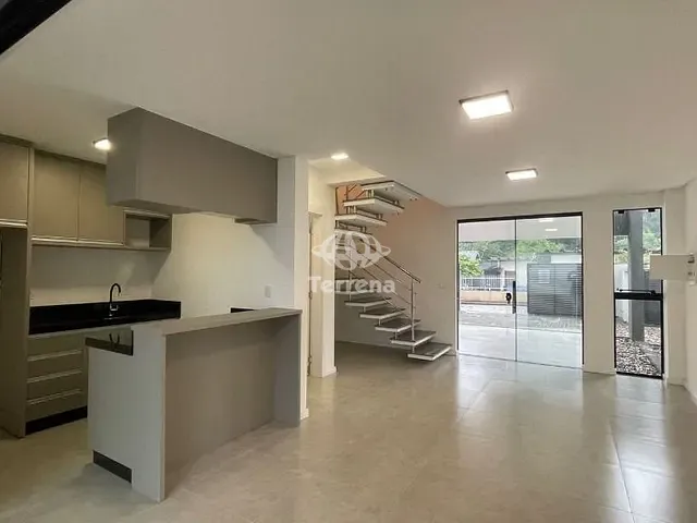 Sobrado com 170m² 3 quartos e 2 banheiros, para alugar, no bairro Velha em Blumenau