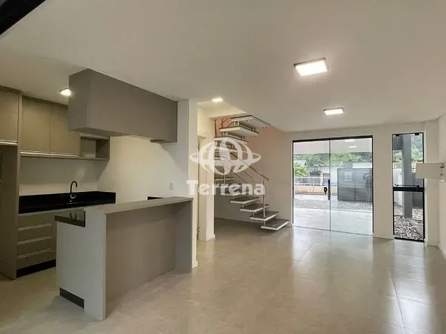 Sobrado com 170m² 3 quartos e 2 banheiros, para alugar, no bairro Velha em Blumenau