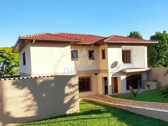 Sobrado com 446m² 4 quartos e 4 banheiros, à venda, no bairro Jardim Carvalho em Ponta Grossa