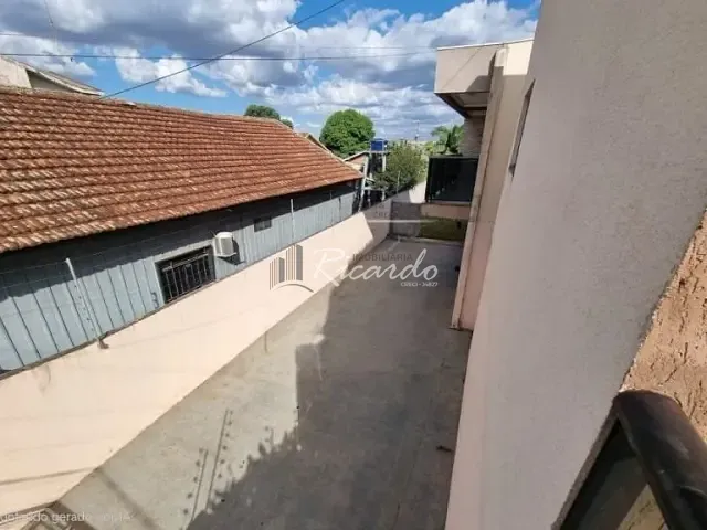 Sobrado com 700m² 4 quartos e 2 banheiros, à venda, no bairro Centro em Arapongas