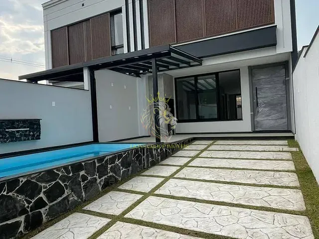 Sobrado 3 quartos e 4 banheiros, à venda, no bairro São Francisco de Assis em Camboriú