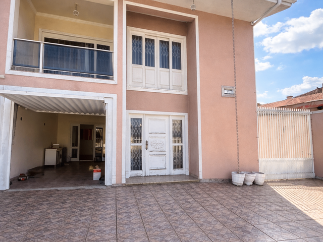 Sobrado com 440m² 6 quartos e 6 banheiros, à venda, no bairro Capão Raso em Curitiba