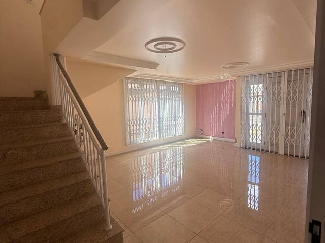 Sobrado com 440m² 6 quartos e 6 banheiros, à venda, no bairro Capão Raso em Curitiba