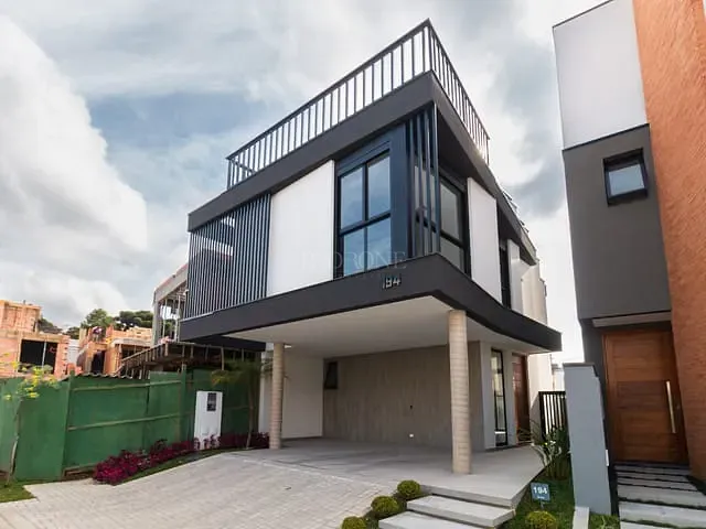 Sobrado com 158m², à venda, no bairro Santa Cândida em Curitiba
