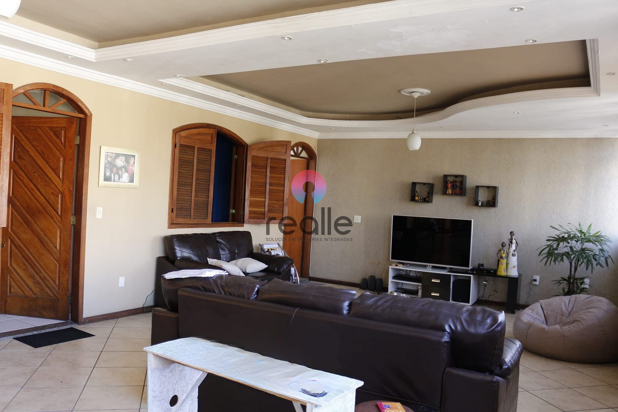 Casa para alugar com 4 quartos, 320m² - Foto 1