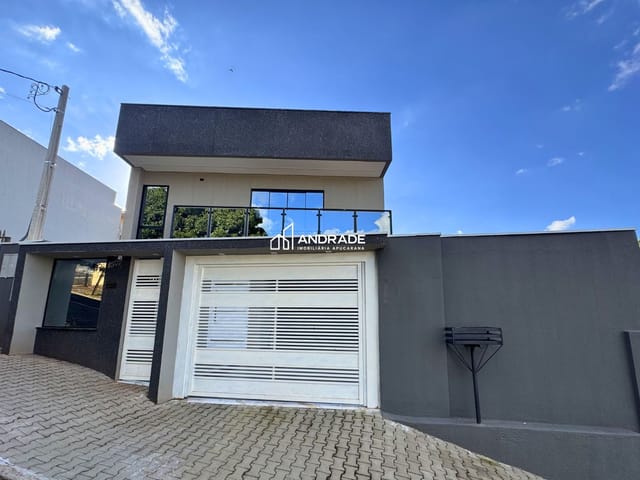 Sobrado com 253m² 3 quartos e 3 banheiros, à venda ou para alugar, no bairro Centro em Apucarana