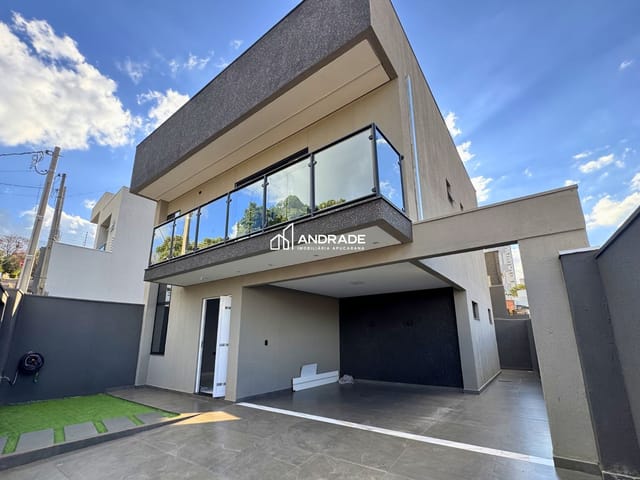 Sobrado com 253m² 3 quartos e 3 banheiros, à venda ou para alugar, no bairro Centro em Apucarana