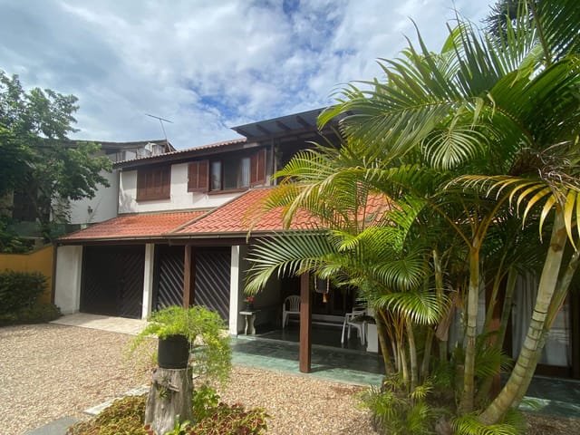 Sobrado com 300m² 3 quartos e 2 banheiros, à venda, no bairro Praia do Quilombo em Penha