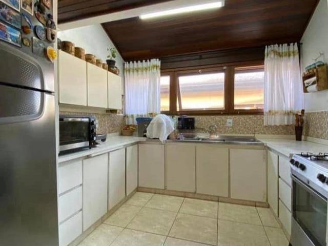 Sobrado com 300m² 3 quartos e 2 banheiros, à venda, no bairro Praia do Quilombo em Penha