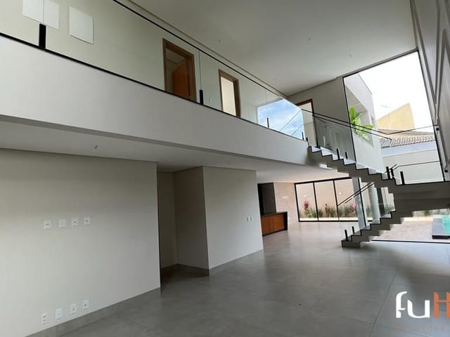 Sobrado com 371m² 5 quartos e 5 banheiros, à venda, no bairro Jardins Madri em Goiânia