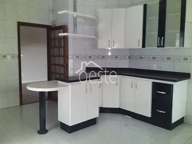 Sobrado com 250m² 4 quartos e 1 banheiro, para alugar, no bairro Jardim São Francisco em Santa Bárbara D'Oeste