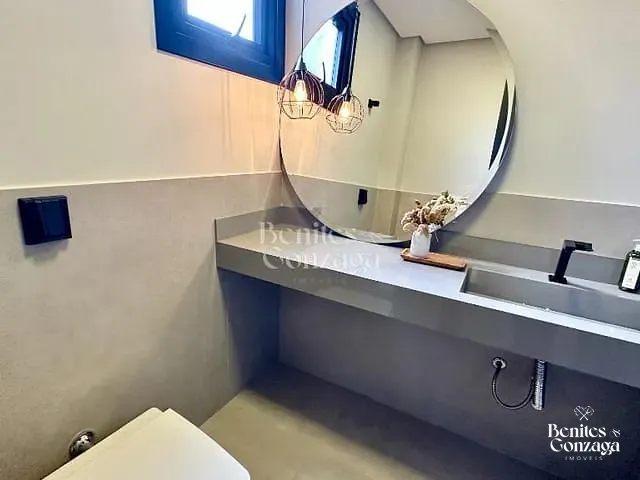 Sobrado com 341m² 4 quartos e 1 banheiro, à venda, no bairro Chácaras Aeroporto em Maringá