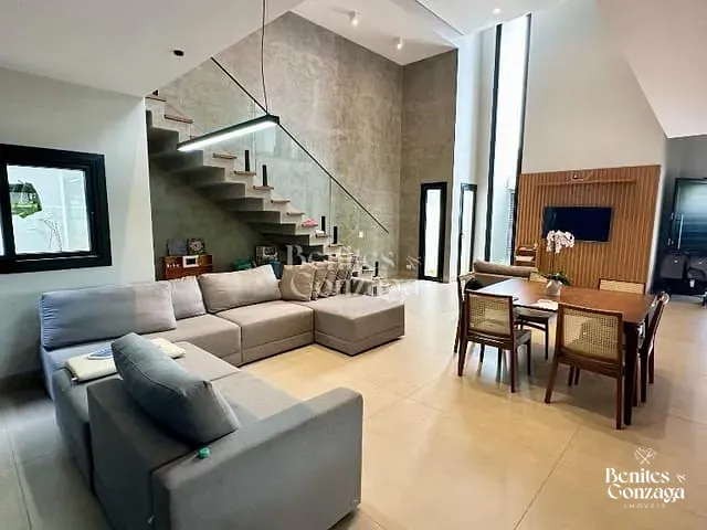 Sobrado com 341m² 4 quartos e 1 banheiro, à venda, no bairro Chácaras Aeroporto em Maringá