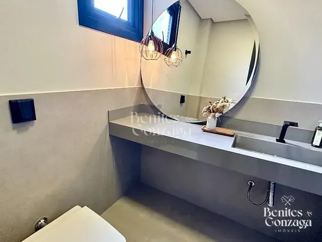 Sobrado com 341m² 4 quartos e 1 banheiro, à venda, no bairro Chácaras Aeroporto em Maringá