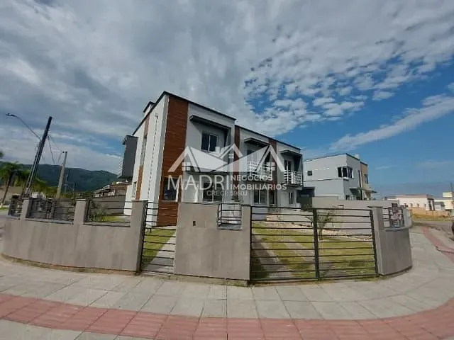 Sobrado com 108m² 2 quartos e 3 banheiros, à venda, no bairro Bela Vista em Palhoça
