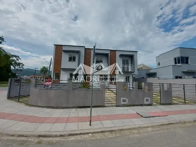 Sobrado com 108m² 2 quartos e 3 banheiros, à venda, no bairro Bela Vista em Palhoça