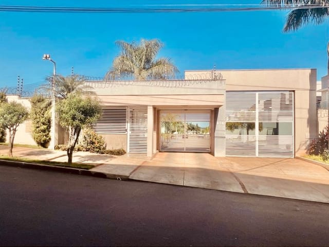 Sobrado com 221m² 3 quartos e 3 banheiros, à venda, no bairro Centro em Cambé