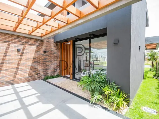 Sobrado com 360m² 4 quartos e 5 banheiros, à venda, no bairro Centro em Xangri-Lá