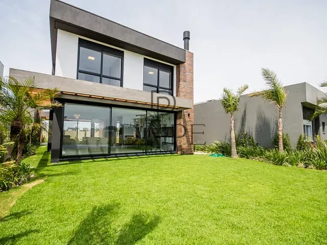 Sobrado com 360m² 4 quartos e 5 banheiros, à venda, no bairro Centro em Xangri-Lá