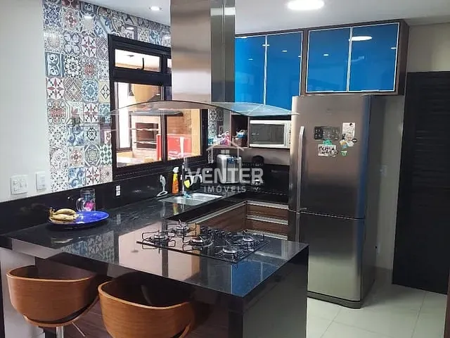 Sobrado com 250m² 4 quartos e 5 banheiros, à venda, no bairro Condomínio Residencial Tecoara em Taubaté