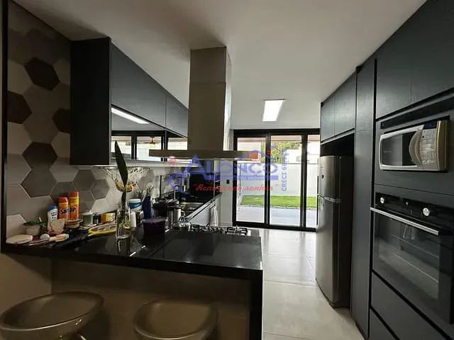 Sobrado 4 quartos e 3 banheiros, à venda, no bairro Jardim Jacinto em Jacareí