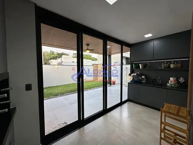 Sobrado 4 quartos e 3 banheiros, à venda, no bairro Jardim Jacinto em Jacareí