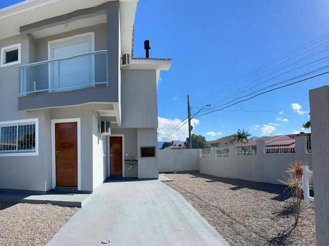 Sobrado 2 quartos e 2 banheiros, à venda, no bairro Praia do Sonho em Palhoça