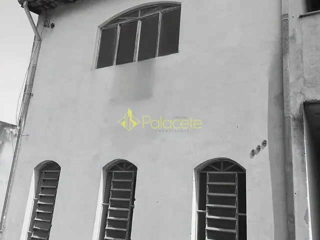 Sobrado com 301m² 4 quartos e 3 banheiros, à venda, no bairro Parque Santo Antônio em Taubaté