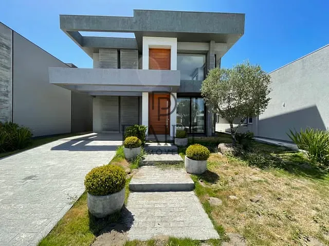 Sobrado com 400m² 4 quartos e 5 banheiros, à venda, no bairro Parque Antártica em Xangri-Lá