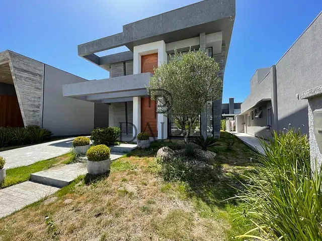 Sobrado com 400m² 4 quartos e 5 banheiros, à venda, no bairro Parque Antártica em Xangri-Lá
