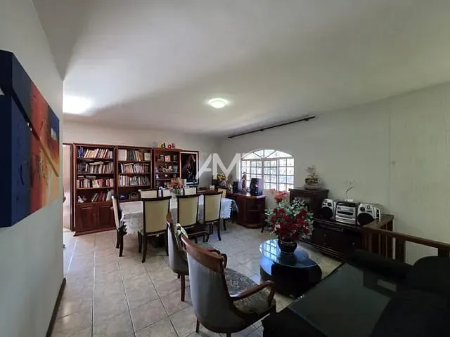 Sobrado com 300m² 5 quartos e 4 banheiros, à venda, no bairro Taguatinga Sul (Taguatinga) em Brasília