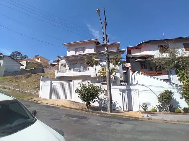 Sobrado com 330m² 3 quartos e 2 banheiros, à venda, no bairro Parque Vivaldi Leite Ribeiro em Poços de Caldas