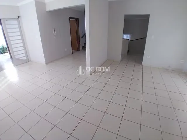 Sobrado com 330m² 3 quartos e 2 banheiros, à venda, no bairro Parque Vivaldi Leite Ribeiro em Poços de Caldas