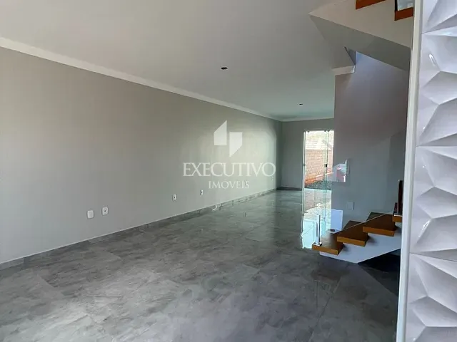 Sobrado com 151m² 3 quartos e 2 banheiros, à venda ou para alugar, no bairro Montanha em Lajeado