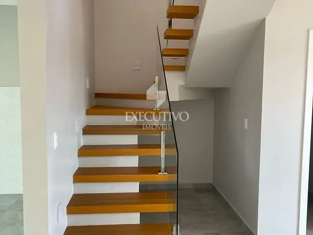 Sobrado com 151m² 3 quartos e 2 banheiros, à venda ou para alugar, no bairro Montanha em Lajeado