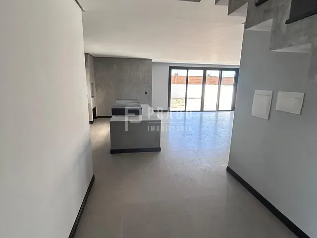 Sobrado 3 quartos e 3 banheiros, à venda, no bairro Laranjal em Pelotas