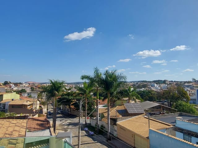 Sobrado com 150m² 3 quartos e 2 banheiros, à venda, no bairro Parque Xangri-Lá em Contagem