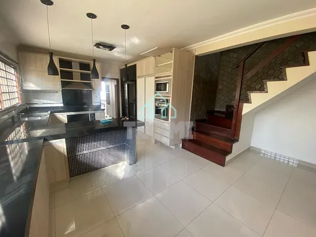 Sobrado com 250m² 3 quartos e 2 banheiros, à venda, no bairro Campos Elíseos em Taubaté
