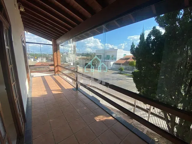 Sobrado com 250m² 3 quartos e 2 banheiros, à venda, no bairro Campos Elíseos em Taubaté