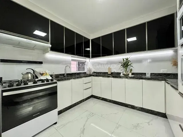 Sobrado com 150m² 4 quartos e 4 banheiros, à venda, no bairro Capão Raso em Curitiba