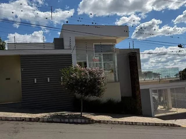 Sobrado com 339m² 4 quartos e 4 banheiros, à venda, no bairro Centro em Apucarana