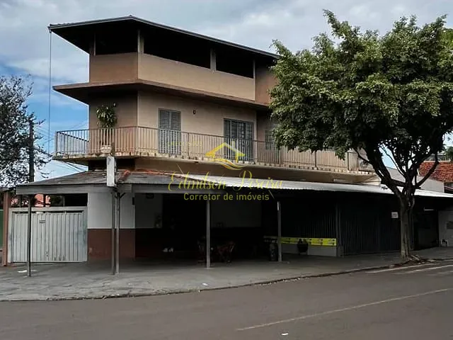 Sobrado com 380m² 2 quartos e 3 banheiros, à venda, no bairro Parque Residencial Joaquim Toledo Piza em Londrina