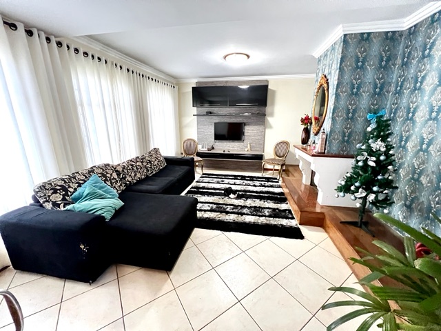 Sobrado com 300m² 3 quartos e 4 banheiros, à venda, no bairro São Pedro em Londrina